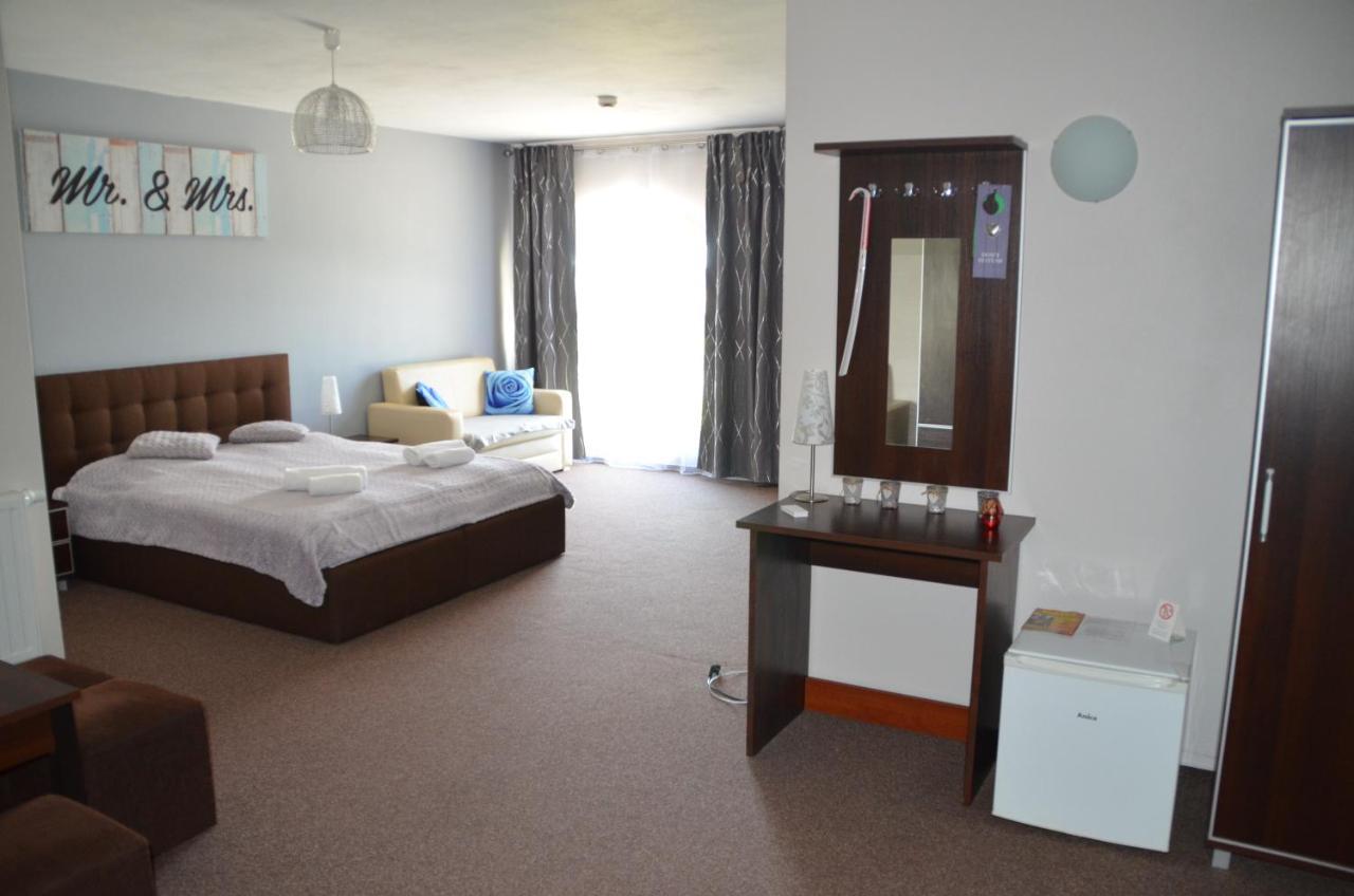 Hotel Tenis Хжастовице Екстериор снимка