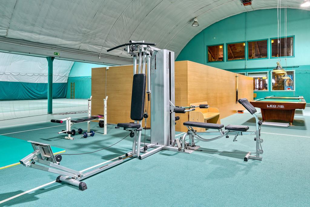 Hotel Tenis Хжастовице Екстериор снимка