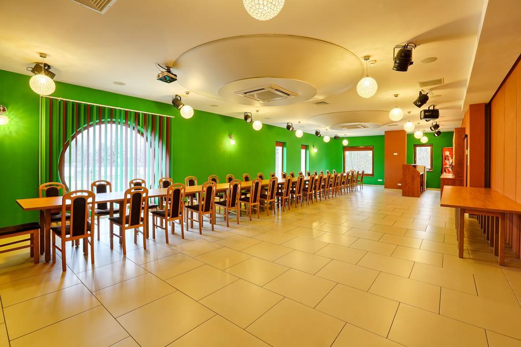 Hotel Tenis Хжастовице Екстериор снимка