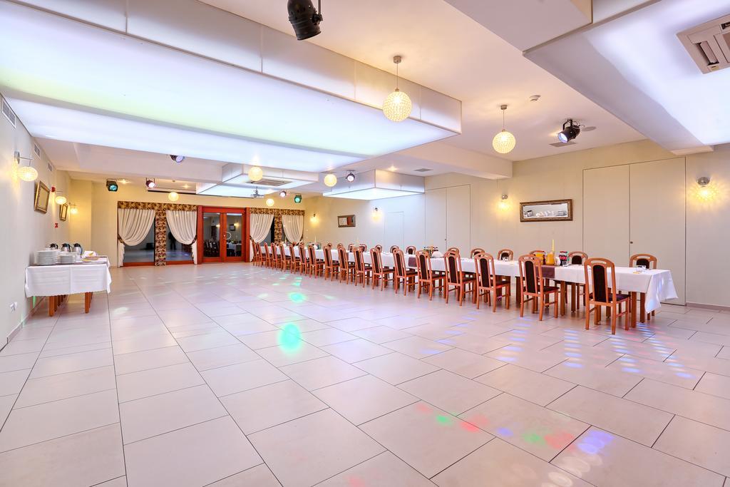 Hotel Tenis Хжастовице Екстериор снимка