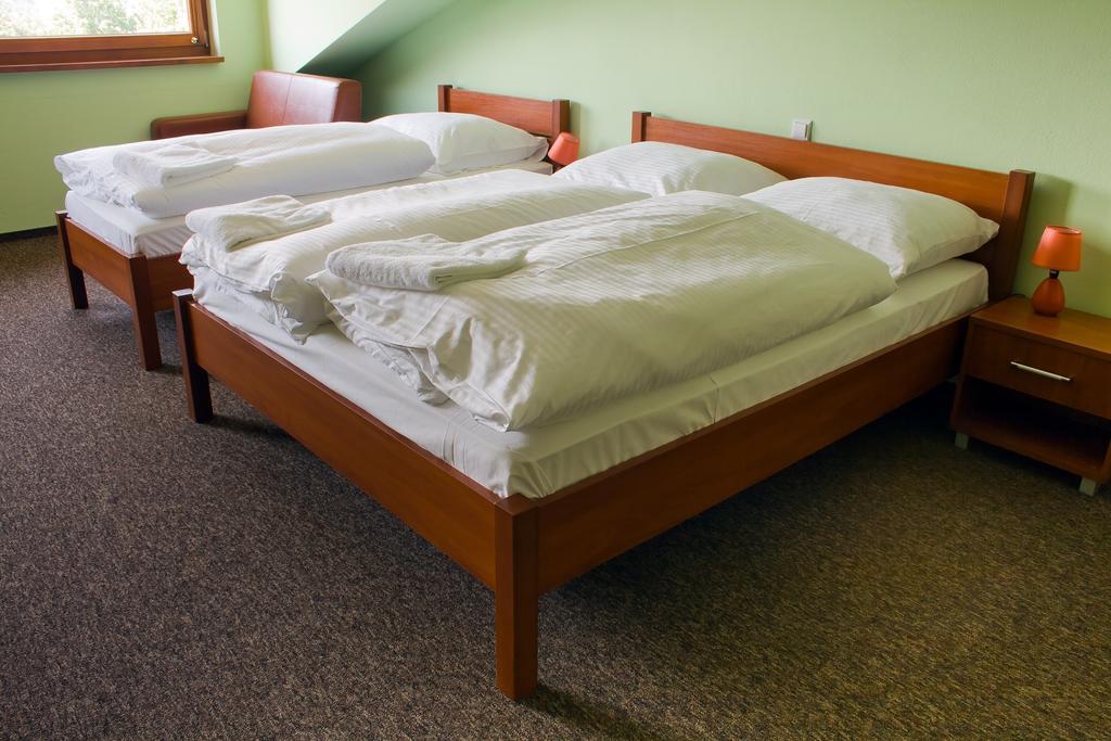 Hotel Tenis Хжастовице Екстериор снимка