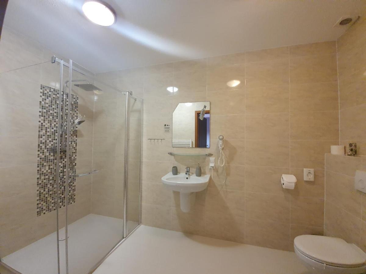 Hotel Tenis Хжастовице Екстериор снимка